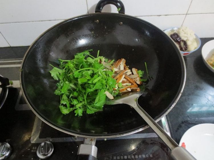 五香豆腐炒芹菜步骤4