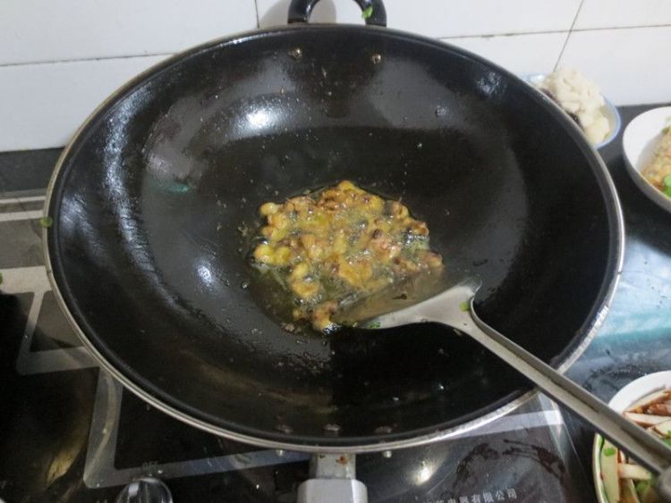五香豆腐炒芹菜步骤3