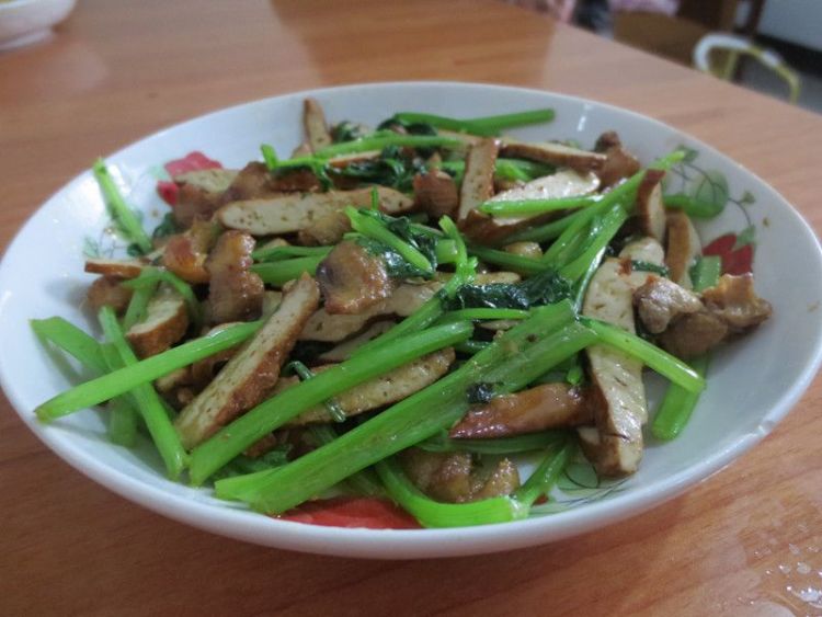 五香豆腐炒芹菜步骤6