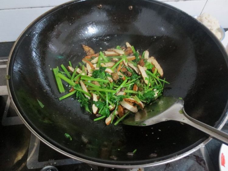 五香豆腐炒芹菜步骤5
