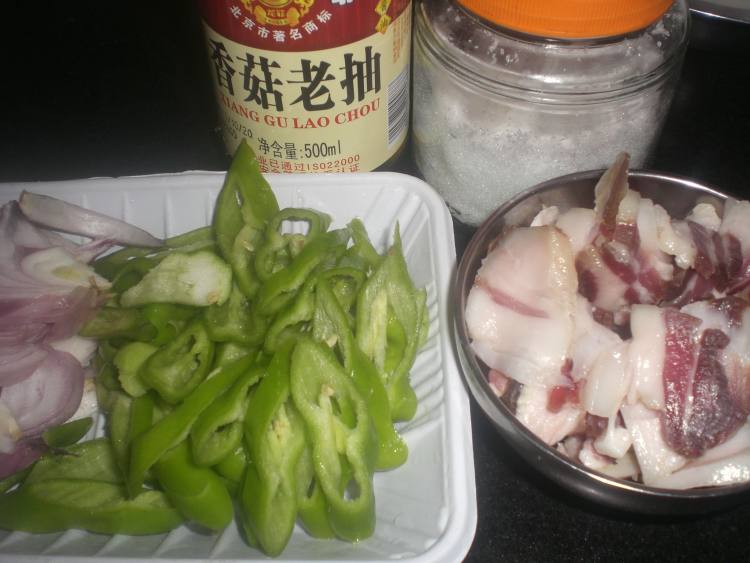 大椒洋葱炒肉片步骤1
