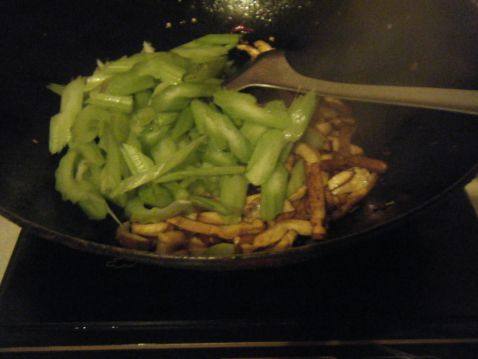 芹菜香干炒鸡胸步骤4