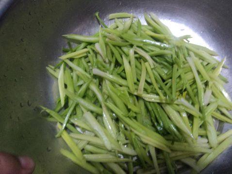 芹菜拌海虹肉步骤2