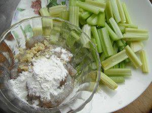 芹菜炒虾仁步骤2