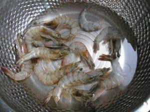 芹菜炒虾仁步骤1