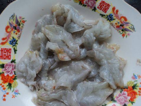 虾团拌西兰花步骤1