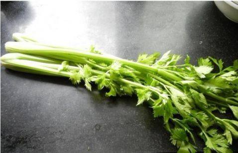 脆皮豆腐炒芹菜步骤1