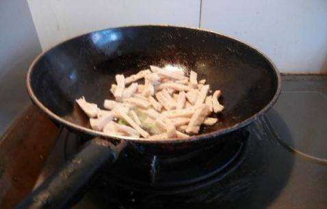 脆皮豆腐炒芹菜步骤6