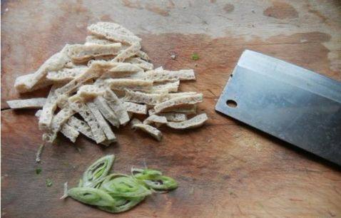 脆皮豆腐炒芹菜步骤4