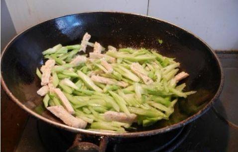 脆皮豆腐炒芹菜步骤7