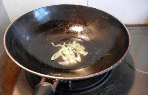 脆皮豆腐炒芹菜步骤5