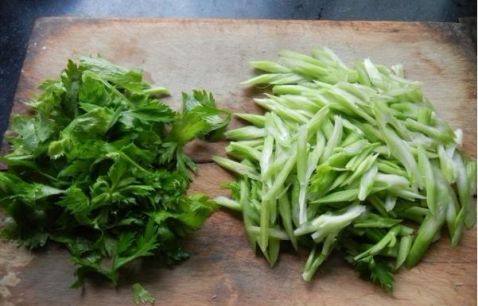 脆皮豆腐炒芹菜步骤3