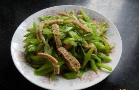 脆皮豆腐炒芹菜步骤8