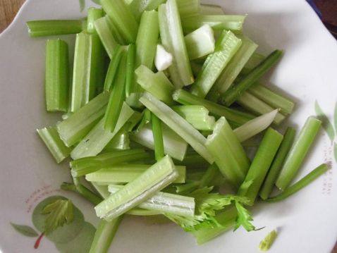 芹菜炒银耳步骤1
