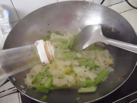 芹菜炒银耳步骤5