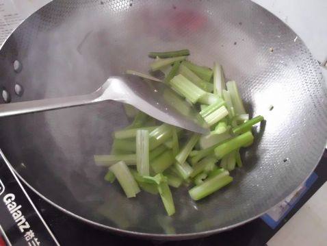 芹菜炒银耳步骤3