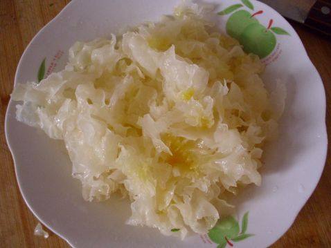芹菜炒银耳步骤2