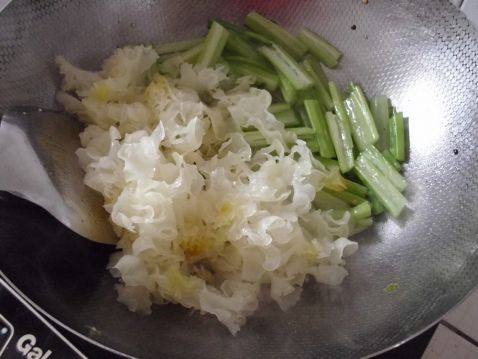 芹菜炒银耳步骤4