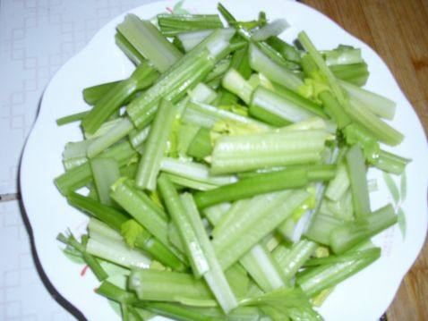 辣炒芹菜步骤1