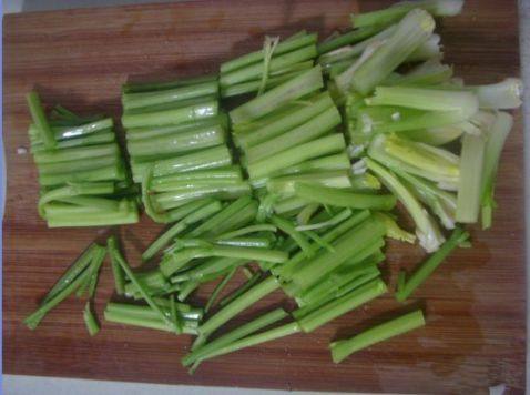 肉丝炒芹菜步骤1