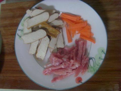 肉丝炒芹菜步骤2