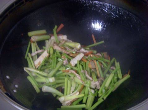 肉丝炒芹菜步骤5