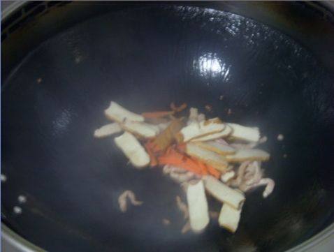 肉丝炒芹菜步骤4
