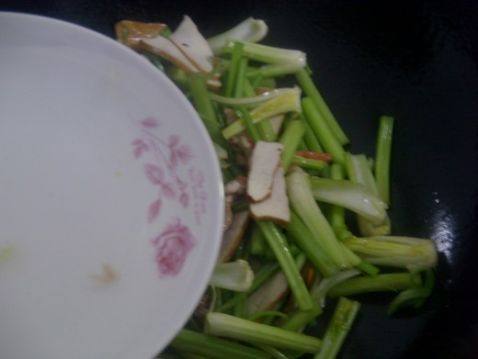 肉丝炒芹菜步骤6