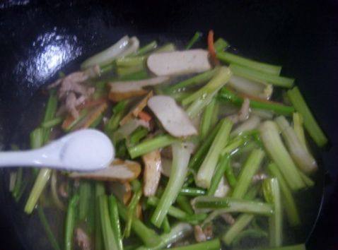 肉丝炒芹菜步骤7