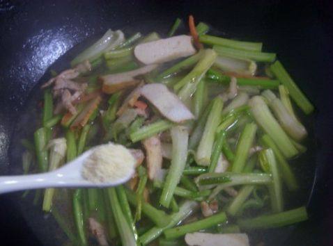 肉丝炒芹菜步骤8