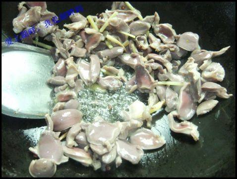 芹菜炒鸭肾步骤3