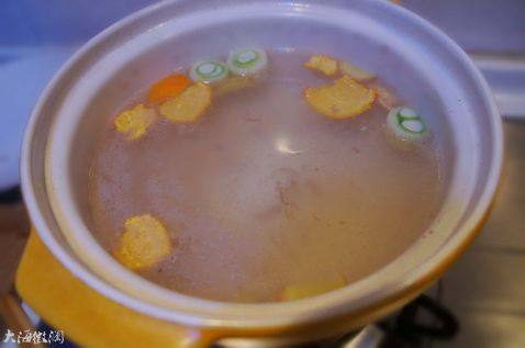 胡萝卜洋葱鸡腿汤步骤4