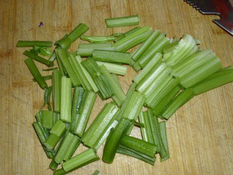 豆腐炒芹菜步骤1