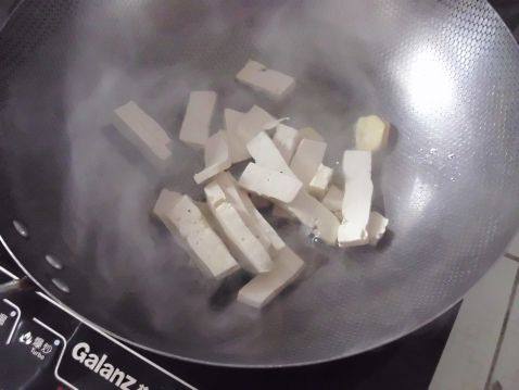 豆腐炒芹菜步骤3