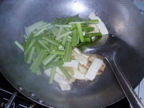 豆腐炒芹菜步骤4
