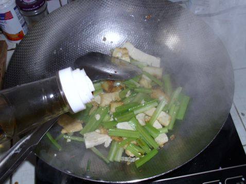 豆腐炒芹菜步骤5