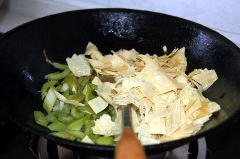 豆皮炝芹菜步骤5