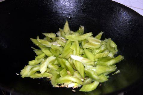 豆皮炝芹菜步骤4