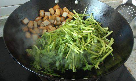 茼蒿鱼豆腐步骤4