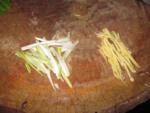 鳗鱼丝炒芹菜步骤5