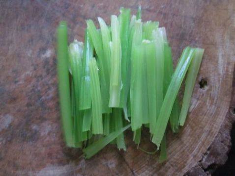 鳗鱼丝炒芹菜步骤6