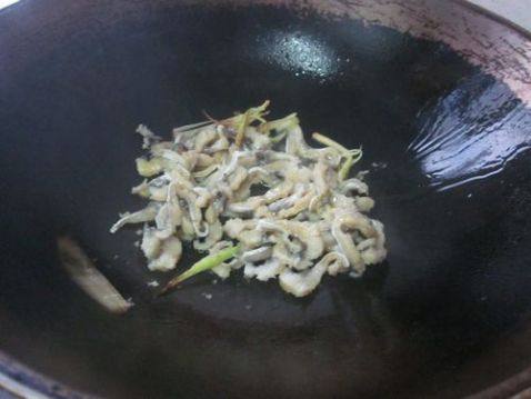 鳗鱼丝炒芹菜步骤8