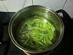 姜汁腐竹拌芹菜步骤3