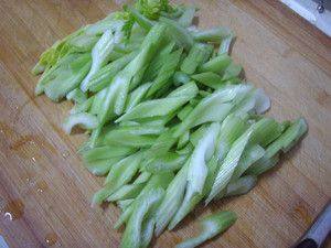 芹菜炝花生米步骤1