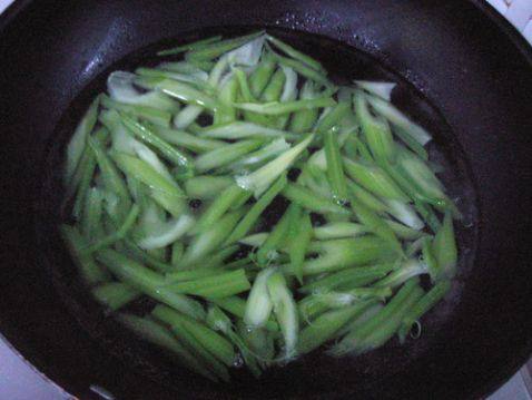 芹菜炝花生米步骤2