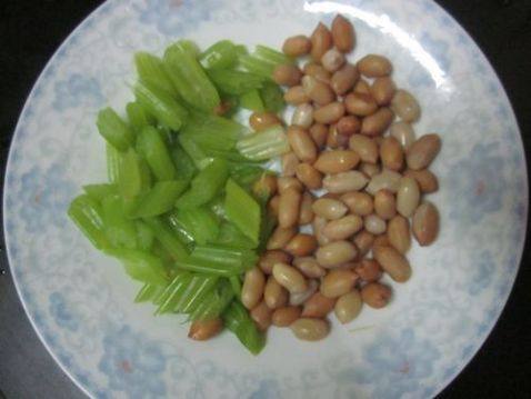 芹菜炒花生米步骤1