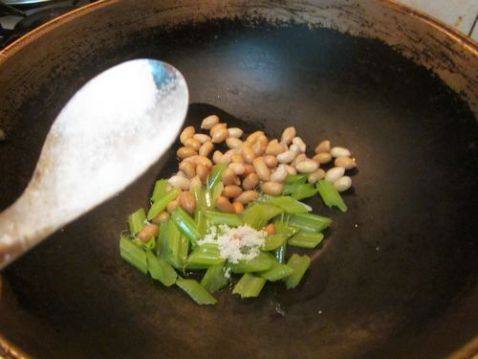 芹菜炒花生米步骤5