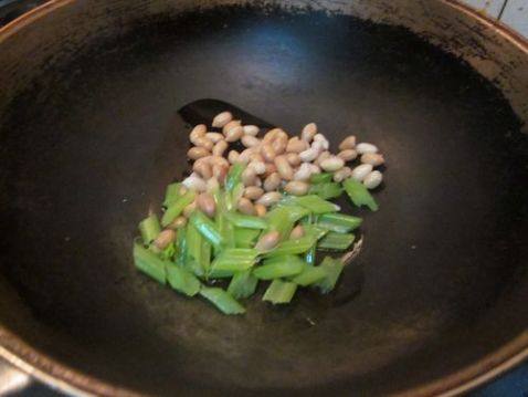 芹菜炒花生米步骤3