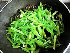 芹菜炒腰花步骤15