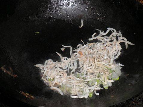 银鱼炒芹菜步骤5